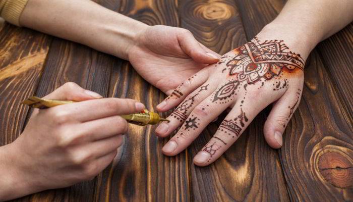 artist making mehndi womans hand 23 2148074842