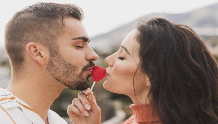 Kiss (किस) करने का तरीका - How To Do Kiss in Hindi